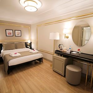 Zimmer mit Kingsize-Bett
